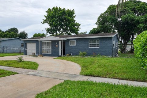 House in Lauderhill, Florida 2 bedrooms, 110.55 sq.m. № 1830136 - photo 2