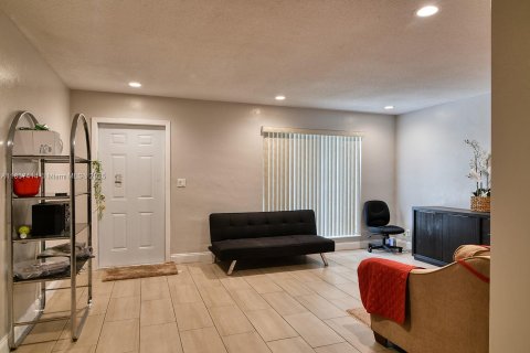 House in Lauderhill, Florida 2 bedrooms, 110.55 sq.m. № 1830136 - photo 4