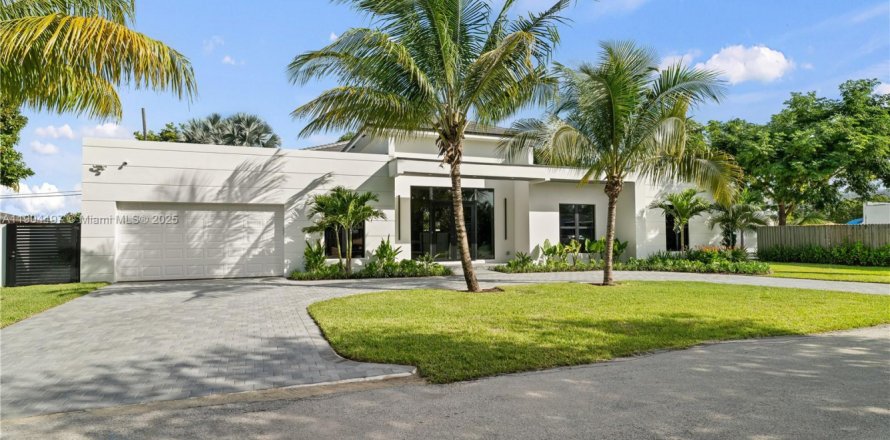 Дом в Майами, Флорида 6 спален, 314.2м2 № 1955894