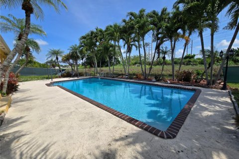 Villa ou maison à louer à Homestead, Floride: 3 chambres, 157.93 m2 № 1996802 - photo 11