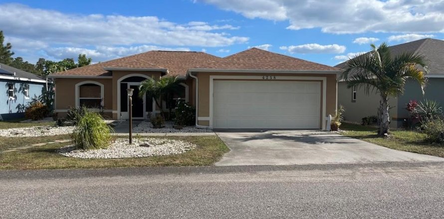 House in Lake Wales, Florida 3 bedrooms, 128.86 sq.m. № 2165920