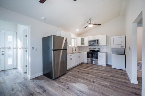 House in Port Charlotte, Florida 2 bedrooms № 2145815 - photo 9