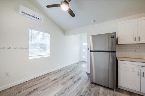 House in Port Charlotte, Florida 2 bedrooms № 2145815 - photo 10