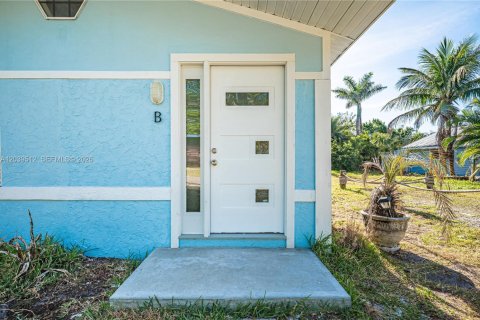 House in Port Charlotte, Florida 2 bedrooms № 2145815 - photo 2