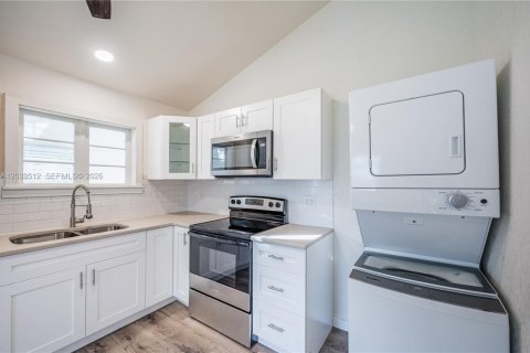 House in Port Charlotte, Florida 2 bedrooms № 2145815 - photo 12