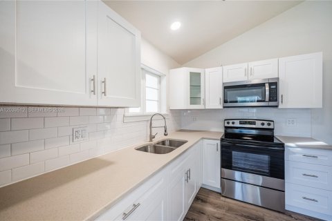 House in Port Charlotte, Florida 2 bedrooms № 2145815 - photo 11