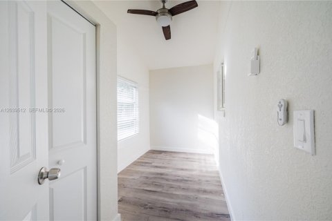 House in Port Charlotte, Florida 2 bedrooms № 2145815 - photo 5