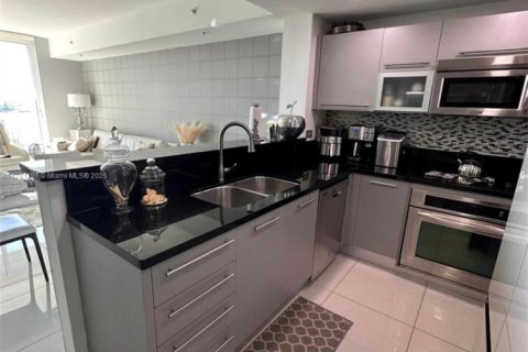 Condo in Miami, Florida, 2 bedrooms  № 1704099 - photo 7