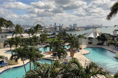 Condo in Miami, Florida, 2 bedrooms  № 1704099 - photo 1