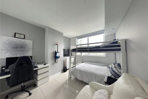 Condo in Miami, Florida, 2 bedrooms  № 1704099 - photo 16