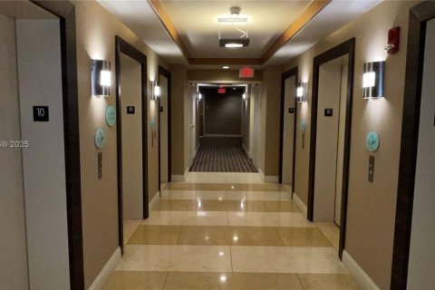 Condo in Miami, Florida, 2 bedrooms  № 1704099 - photo 18