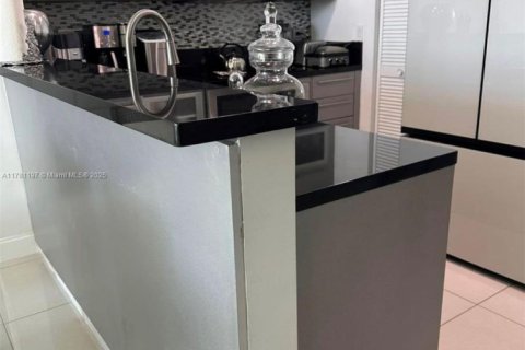 Condo in Miami, Florida, 2 bedrooms  № 1704099 - photo 8