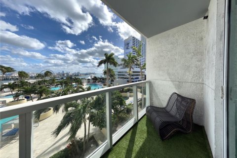 Condo in Miami, Florida, 2 bedrooms  № 1704099 - photo 3