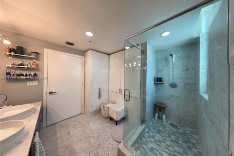 Condo in Miami, Florida, 2 bedrooms  № 1704099 - photo 13