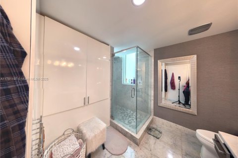 Condo in Miami, Florida, 2 bedrooms  № 1704099 - photo 11