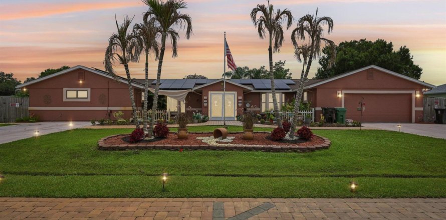 House in Port St. Lucie, Florida 4 bedrooms, 245.63 sq.m. № 2173880