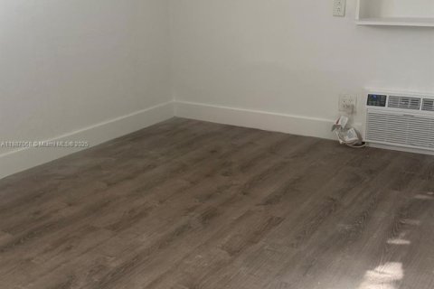 Снять в аренду виллу или дом в Майами-Бич, Флорида 2 спальни, 85.56м2, № 1941521 - фото 8