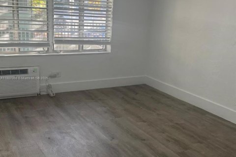 Снять в аренду виллу или дом в Майами-Бич, Флорида 2 спальни, 85.56м2, № 1941521 - фото 9