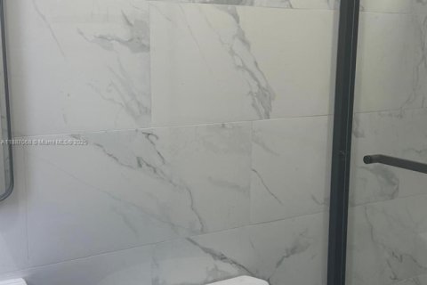 Снять в аренду виллу или дом в Майами-Бич, Флорида 2 спальни, 85.56м2, № 1941521 - фото 7