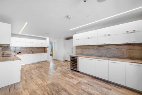 Condo in Miami, Florida, 4 bedrooms  № 2269321 - photo 13