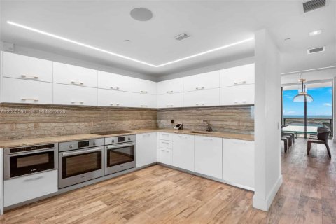 Condo in Miami, Florida, 4 bedrooms  № 2269321 - photo 9