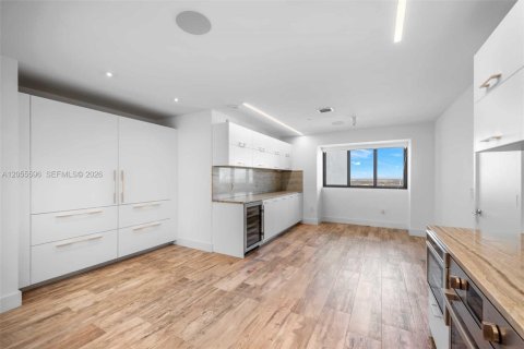 Condo in Miami, Florida, 4 bedrooms  № 2269321 - photo 10