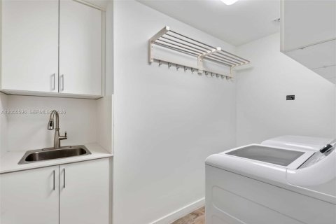 Condo in Miami, Florida, 4 bedrooms  № 2269321 - photo 11