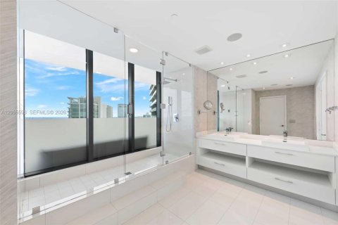 Condo in Miami, Florida, 4 bedrooms  № 2269321 - photo 17
