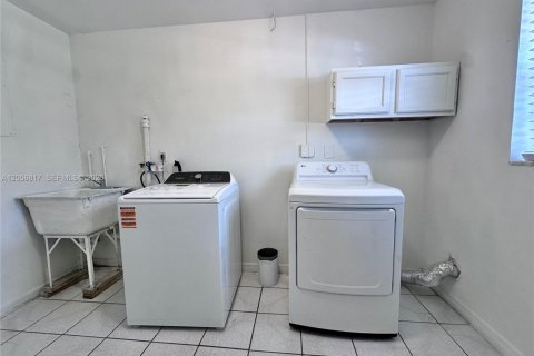 Villa ou maison à louer à Miami, Floride: 3 chambres, 111.48 m2 № 2269547 - photo 11