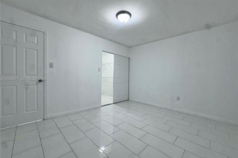 Villa ou maison à louer à Miami, Floride: 3 chambres, 111.48 m2 № 2269547 - photo 5