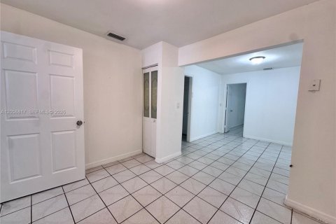 Villa ou maison à louer à Miami, Floride: 3 chambres, 111.48 m2 № 2269547 - photo 3