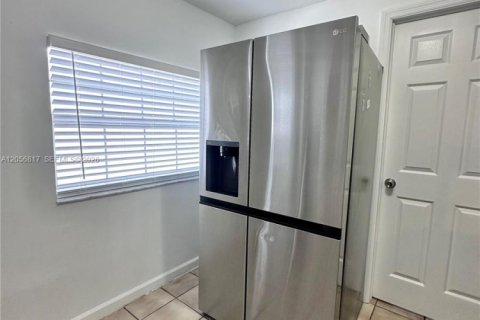 Villa ou maison à louer à Miami, Floride: 3 chambres, 111.48 m2 № 2269547 - photo 2