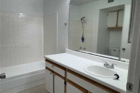 Copropriété à vendre à Oakland Park, Floride: 2 chambres, 116.69 m2 № 2152819 - photo 13