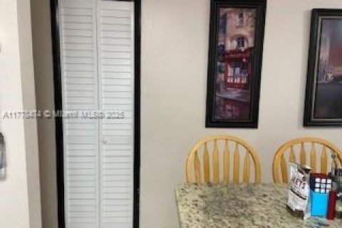 House in Hialeah, Florida 3 bedrooms, 134.71 sq.m. № 1861594 - photo 5