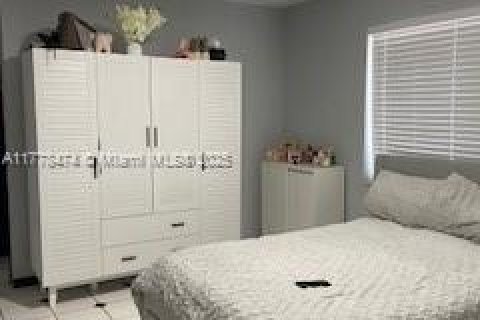 House in Hialeah, Florida 3 bedrooms, 134.71 sq.m. № 1861594 - photo 16