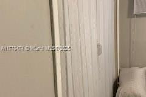 House in Hialeah, Florida 3 bedrooms, 134.71 sq.m. № 1861594 - photo 14