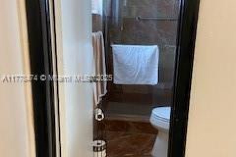 House in Hialeah, Florida 3 bedrooms, 134.71 sq.m. № 1861594 - photo 8