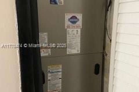 House in Hialeah, Florida 3 bedrooms, 134.71 sq.m. № 1861594 - photo 6