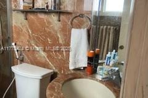 House in Hialeah, Florida 3 bedrooms, 134.71 sq.m. № 1861594 - photo 9