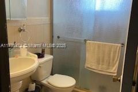 House in Hialeah, Florida 3 bedrooms, 134.71 sq.m. № 1861594 - photo 15