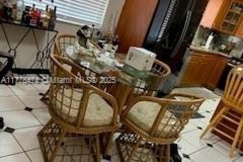 House in Hialeah, Florida 3 bedrooms, 134.71 sq.m. № 1861594 - photo 2