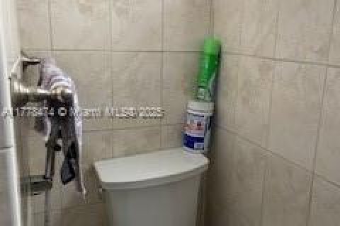 House in Hialeah, Florida 3 bedrooms, 134.71 sq.m. № 1861594 - photo 19