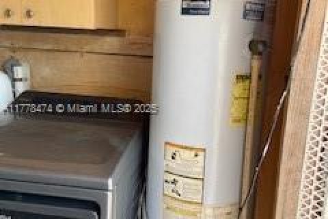 House in Hialeah, Florida 3 bedrooms, 134.71 sq.m. № 1861594 - photo 24