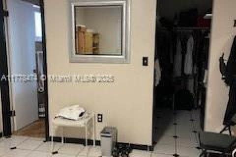 House in Hialeah, Florida 3 bedrooms, 134.71 sq.m. № 1861594 - photo 11