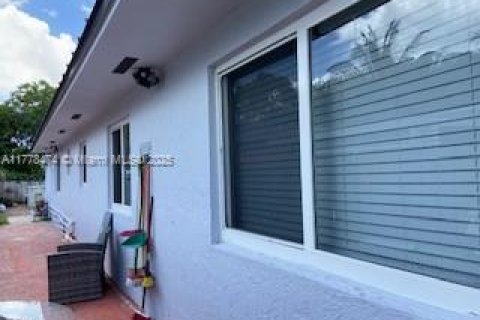 House in Hialeah, Florida 3 bedrooms, 134.71 sq.m. № 1861594 - photo 23