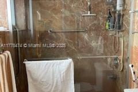 House in Hialeah, Florida 3 bedrooms, 134.71 sq.m. № 1861594 - photo 10