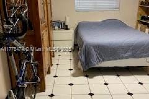 House in Hialeah, Florida 3 bedrooms, 134.71 sq.m. № 1861594 - photo 7