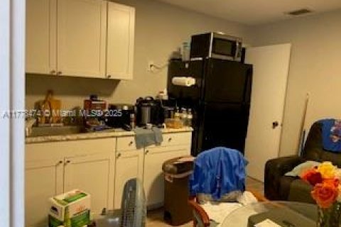 House in Hialeah, Florida 3 bedrooms, 134.71 sq.m. № 1861594 - photo 12