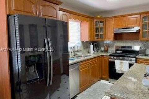 House in Hialeah, Florida 3 bedrooms, 134.71 sq.m. № 1861594 - photo 4