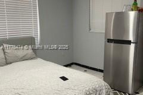 House in Hialeah, Florida 3 bedrooms, 134.71 sq.m. № 1861594 - photo 17